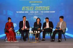 Les délégués participant au programme ESG Company Tour 2026, placé sous le thème « Automatisation – Efficacité – Finance verte », à l’usine de Ppastique Binh Minh. Photo : VNA