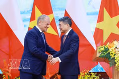 Le Premier ministre vietnamien Lê Minh Hung et son homologue polonais Donald Tusk lors de leur rencontre avec la presse. Photo : VNA