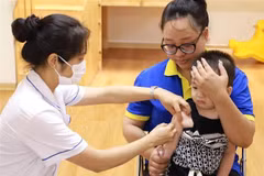 Le Vietnam réalise des progrès significatifs en matière de couverture vaccinale infantile. Photo : VNA