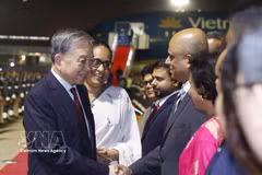 Le secrétaire général du Comité central du Parti communiste du Vietnam (PCV) et président de la République, To Lam, et la Première ministre sri-lankaise, Harini Amarasuriya, à l'aéroport international Bandaranaike de Colombo. Photo : VNA