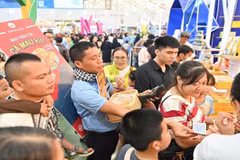 Ambiance commerçante animée à la Foire d'automne 2025. Photo : nhandan.vn