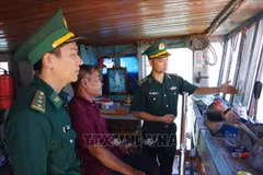 Les gardes-frontières de Dà Nang contrôlent et sensibilisent les pêcheurs au fonctionnement 24h/24 des dispositifs de surveillance des navires de pêche (VMS). Photo : VNA