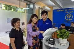 Hanoï introduit des robots dans les services administratifs. Photo : VNA