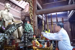 Le secrétaire général Tô Lâm rend hommage aux héros révolutionnaires à Tuyên Quang. Photo ; 