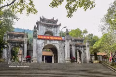 Entrée du temple Bà Triêu. Photo : VNA