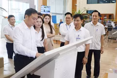 Le vice-président du Comité populaire de la ville, Dao Thanh Truong, examine le fonctionnement du modèle « Assistant citoyen » au Centre de services administratifs publics de la ville de Bac Ninh. Photo : baobacninhtv.vn