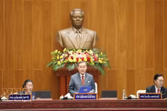 Xaysomphon Phomvihane, membre du Politburo et président de la neuvième Assemblée nationale du Laos, prononce le discours d'ouverture de la session. (Photo : VNA)