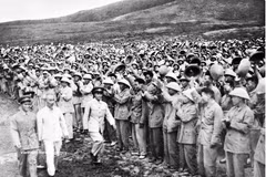 Le Président Hô Chi Minh rend visite et inspecte une unité de soldats du Sud regroupés dans le Nord, en manœuvre avant leur retour sur le champ de bataille du Sud (juin 1957). Photo : VNA