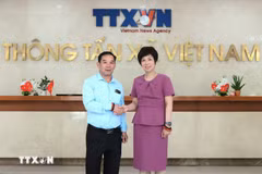 La directrice générale de l’Agence vietnamienne d’Information Vu Viet Trang et Vansay Tavinyan, vice-chef du Département de la propagande et de l’entraînement idéologique du Comité central et rédacteur en chef du journal Pasaxon. Photo : VNA