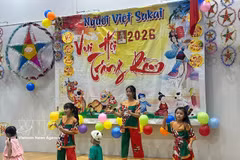 Des enfants vietnamiens présentent un spectacle artistique lors de la fête de la Mi-Automne à Sakai, Osaka. Photo : AVI