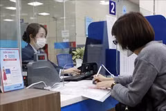 Un client effectue des transactions à la Banque commerciale par actions du Vietnam pour l'industrie et le commerce (VietinBank). (Photo : VNA)