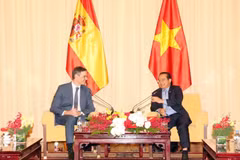 Le Premier ministre espagnol Pedro Sánchez et le président du Comité populaire municipal, Nguyen Van Duoc (droite). Photo : VNA