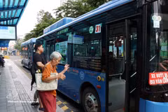 Depuis le 1er juillet, les déplacements gratuits sont disponibles sur les 134 lignes de bus subventionnées et non subventionnées à travers Hô Chi Minh-Ville. (Photo : VNA)