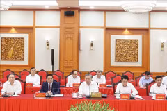 Le secrétaire général du PCV, To Lam, (centre) preside la réunion. Photo : VNA