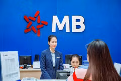 Des banques, dont MB Bank, ont émis des alertes concernant des escroqueries perpétrées via les réseaux sociaux tels que Zalo et Facebook, où des criminels se font passer pour des connaissances. Photo courtoisie de MB Bank
