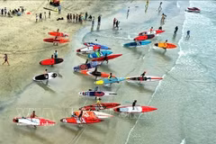 De nombreuses activités culturelles et sportives organisées sur la plage de Man Thai (Da Nang) attirent les visiteurs. Photo d’illustration : VNA