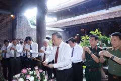 Le secrétaire général du Parti Tô Lâm rend hommage au Président Hô Chi Minh à Nghê An. Photo : VNA