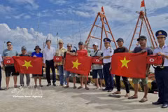 Le Commandement de la 4e Région des Garde-côtes du Vietnam, en coordination avec la commune de Gành Hào, organise une activité de proximité dans le cadre du programme « Les garde-côtes aux côtés des pêcheurs » afin de sensibiliser à la lutte contre la pêche INN. Photo : VNA