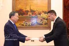 Le secrétaire général du Comité central du Parti communiste du Vietnam et président de la République, Tô Lâm, reçoit l’ambassadeur de Palestine, Shadi Abu Zarqa. Photo : VNA