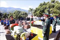 Cérémonie d’inhumation des restes de soldats tombés au combat au cimetière des martyrs de la commune de Sông Ma, province de Son La. Photo : VNA