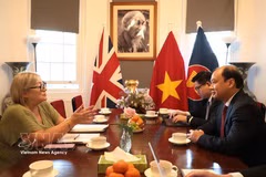 Le vice-directeur permanent de l’Académie nationale de politique Hô Chi Minh, Lê Hai Binh, rencontre la présidente du Parti communiste de Grande-Bretagne, Lorraine Douglas, à Londres. Photo : VNA