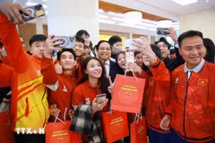 Le Premier ministre Pham Minh Chinh rencontre les élèves lauréats de concours internationaux en 2025, Photo : VNA