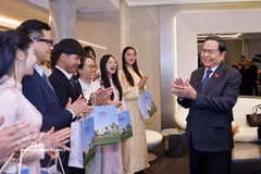 Le président de l’AN Trân Thanh Mân rencontre des étudiants vietnamiens en Italie. Photo : VNA