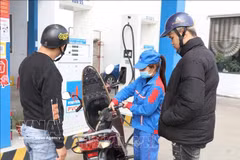 Des habitants achètent de l’essence dans une station-service de la province de Ninh Binh. Photo : VNA.
