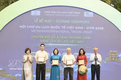 Le Comité d’organisation de la VITM 2026 rend hommage aux sponsors. Photo : VNA