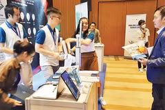Des entreprises présentent des solutions de transformation numérique lors de la Journée de la transformation numérique à Hô Chi Minh-Ville. Photo : nhandan.vn