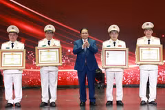 À l’occasion du 80e anniversaire de sa fondation, la Police populaire s’est vue décerner pour la cinquième fois l’Ordre de l’Étoile d’or – la plus haute distinction honorifique de l’État vietnamien. Phôt : VNA