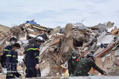 Des secouristes vietnamiens recherchent des victimes piégées sous les décombres au Venezuela. Photo : VNA