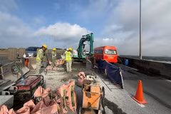Des ouvriers fermeront une partie du pont Long Thành mercredi pour la réparation des joints de dilatation. L'autoroute Ho Chi Minh-Ville–Long Thành sera partiellement fermée jusqu'à la mi-août. Photo : VECE