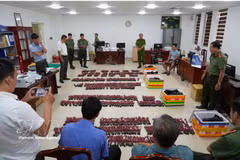 Les forces compétentes ont saisi près de 9 300 détonateurs électriques lors du démantèlement d’un réseau de transport et de commerce illégaux de matières explosives du Laos vers le Vietnam. Photo : vtcnews.vn
