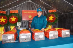 Après trois jours de recherches, les forces chargées de la recherche et du rapatriement des restes de soldats morts pour la Patrie du Commandement militaire de Hô Chi Minh-Ville ont découvert et rapatrié cinq dépouilles dans le hameau de Lac An 3, commune de Thuong Tan. Photo : VNA