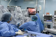 Des médecins de l’hôpital Binh Dan réalisent une intervention chirurgicale robotisée. Photo : VNA