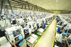 Ouvriers d'une usine de composants électroniques dans la province de Thai Nguyen. (Photo : VNA)