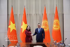 La vice-présidente vietnamienne Vo Thi Anh Xuan et le président kirghiz Sadyr Japarov. Photo : VNA