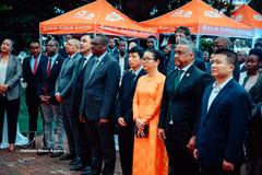 L’ambassade du Vietnam au Mozambique organise la cérémonie en présence du ministre mozambicain de la Planification et du Développement, Salim Valá, de la vice-procureure générale Amabélia Chuquela et de plus de 250 invités internationaux et Vietnamiens. Photo : VNA