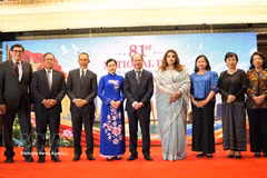 L’ambassadeur Nguyên Manh Cuong (au centre) et la secrétaire d’État au ministère bangladais des Affaires étrangères, Shama Obaed Islam (quatrième à partir de la droite), posent avec les ambassadeurs des pays de l’ASEAN. Photo : VNA