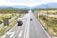 L'autoroute Vinh Hao–Phan Thiêt, traversant l'est de la province de Lâm Dông, renforce la connectivité régionale, réduit les temps de trajet et soutient le développement socio-économique. Photo : VNA