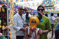 Une famille indienne pose pour une photo avec des masques vietnamiens traditionnels lors du Bazar de l'ASEAN 2026 à New Delhi. Photo : VNA