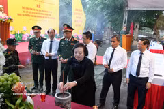 La vice-Première ministre Pham Thị Thanh Trà et les délégués lors de la cérémonie précédant le lancement des fouilles. Photo : VNA