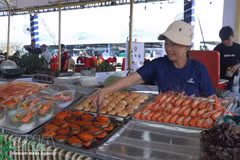 Divers plats à base de crabes et de crevettes de Ca Mau. Photo : VNA