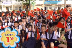 Des élèves du primaire lors de la cérémonie d'ouverture de la nouvelle année scolaire le 5 septembre (Photo : VNA)