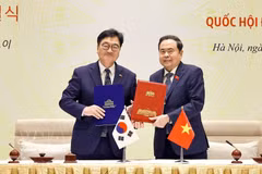 Le président de l’Assemblée nationale Tran Thanh Man et le président de l’Assemblée nationale de la République de Corée Woo Won Shik signent le mémorandum d’entente sur la coopération entre les deux Assemblées nationales. Photo : VNA
