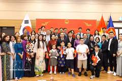e président de l’Assemblée nationale Trân Thanh Mân et des cadres et employés de l’ambassade du Vietnam ainsi que des représentants de la communauté vietnamienne dans ce pays. Photo: VNA