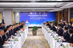 Le Premier ministre Lê Minh Hung lors de la rencontre avec la délégation de représentants des collectivités locales japonaises. Photo : VNA