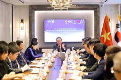 Le président de l’Assemblée nationale Trân Thanh Mân rencontre, dans l’après-midi du 6 septembre, à Séoul, des membres du Réseau d’innovation et des experts vietnamiens en République de Corée. Photo : VNA
