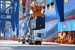 Chargement et déchargement de marchandises d'importation et d'exportation au port international de Gemalink. Photo : VNA